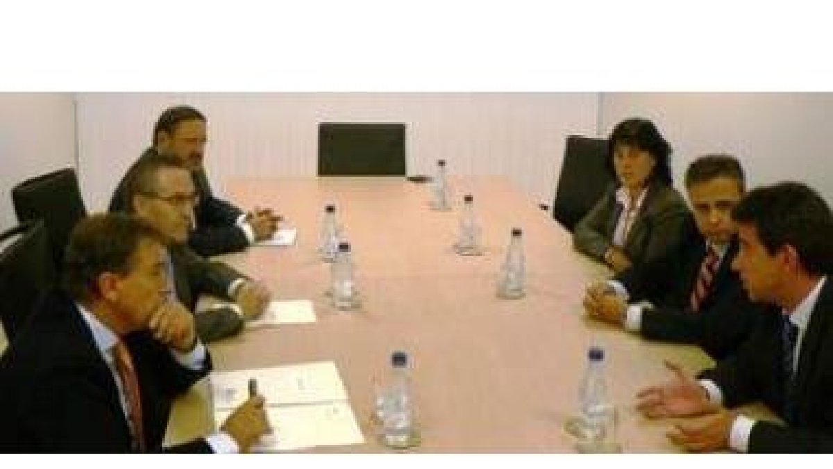 Juan José Mateos, Mariano Arranz, Rocío Mateos, Joaquín Otero y Luis Herrero Rubinat durante la reun