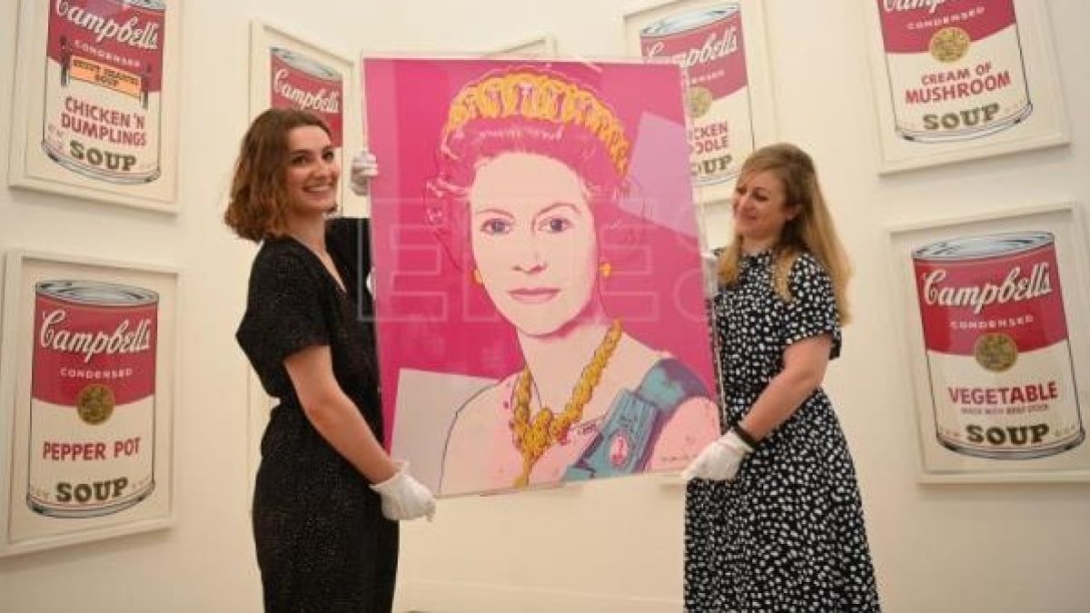 Trabajadoras de la la Phillips Gallery de Londres posan con la obra