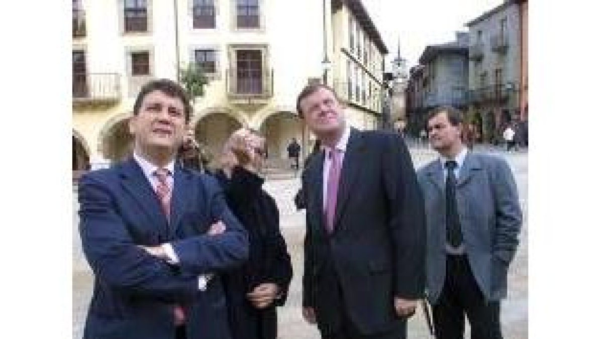Silván escucha al arquitecto municipal en la plaza de La Encina