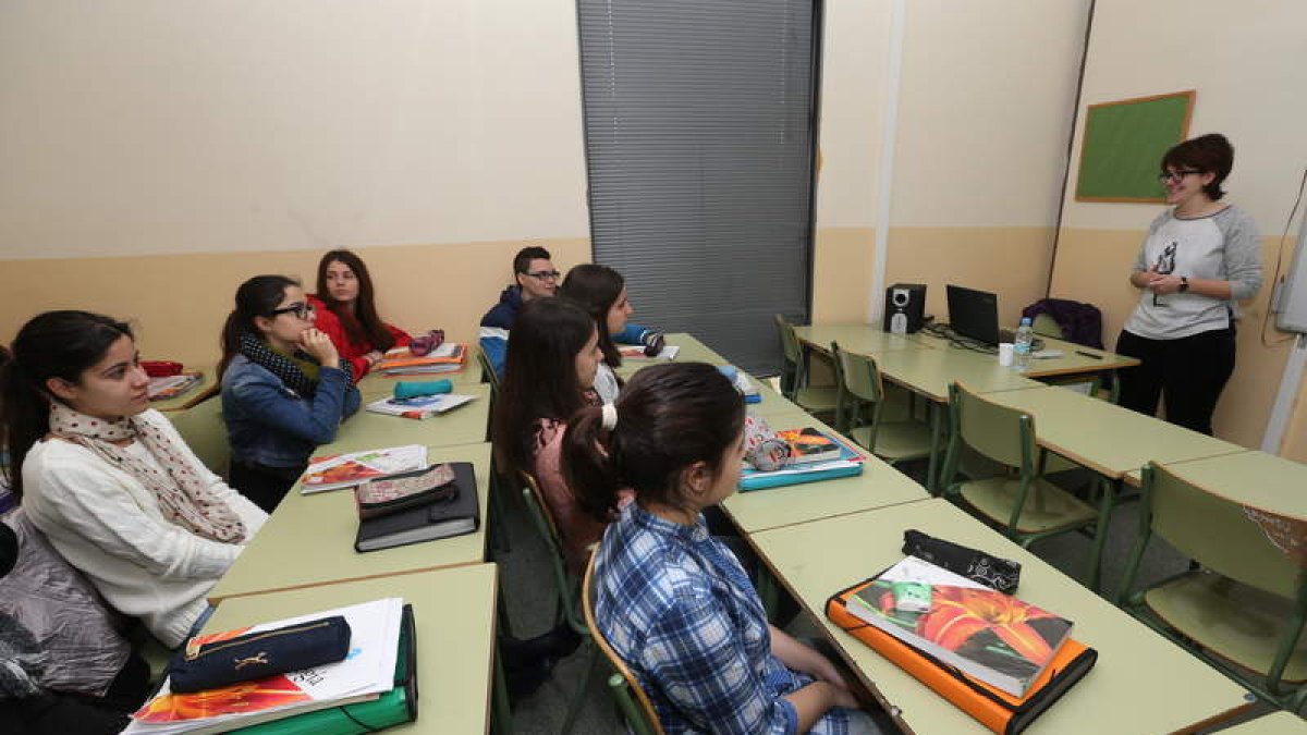 Clase en el Gil con la investigadora y divulgadora científica Ángela Bernardo, ex alumna.
