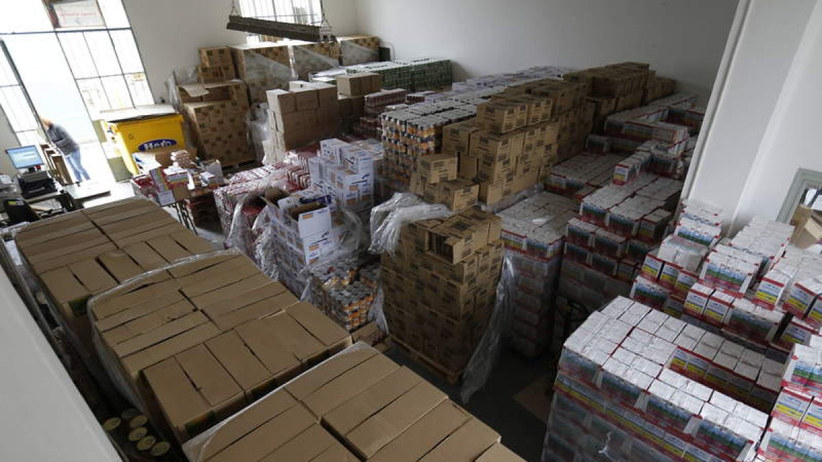 Los alimentos son repartidos entre las familias más desfavorecidas. RAMIRO