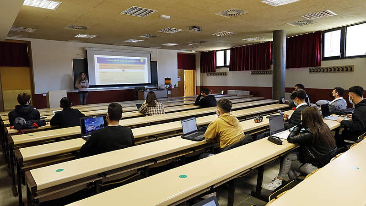 La Escuela de Ciencias del Trabajo basa la formación en cuestiones muy prácticas. MARCIANO PÉREZ