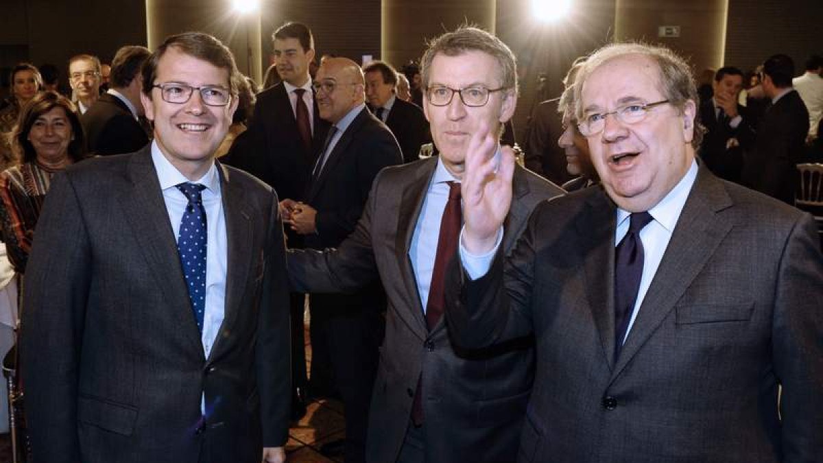 Mañueco, Feijóo y Herrera en el encuentro de ayer en Valladolid. NACHO GALLEGO