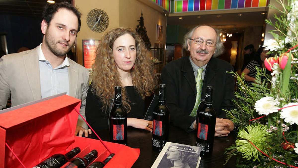 Alejandro González, Ana Casis y Antonio Colinas durante la presentación del Casis Gran Reserva en el hotel Quindós.