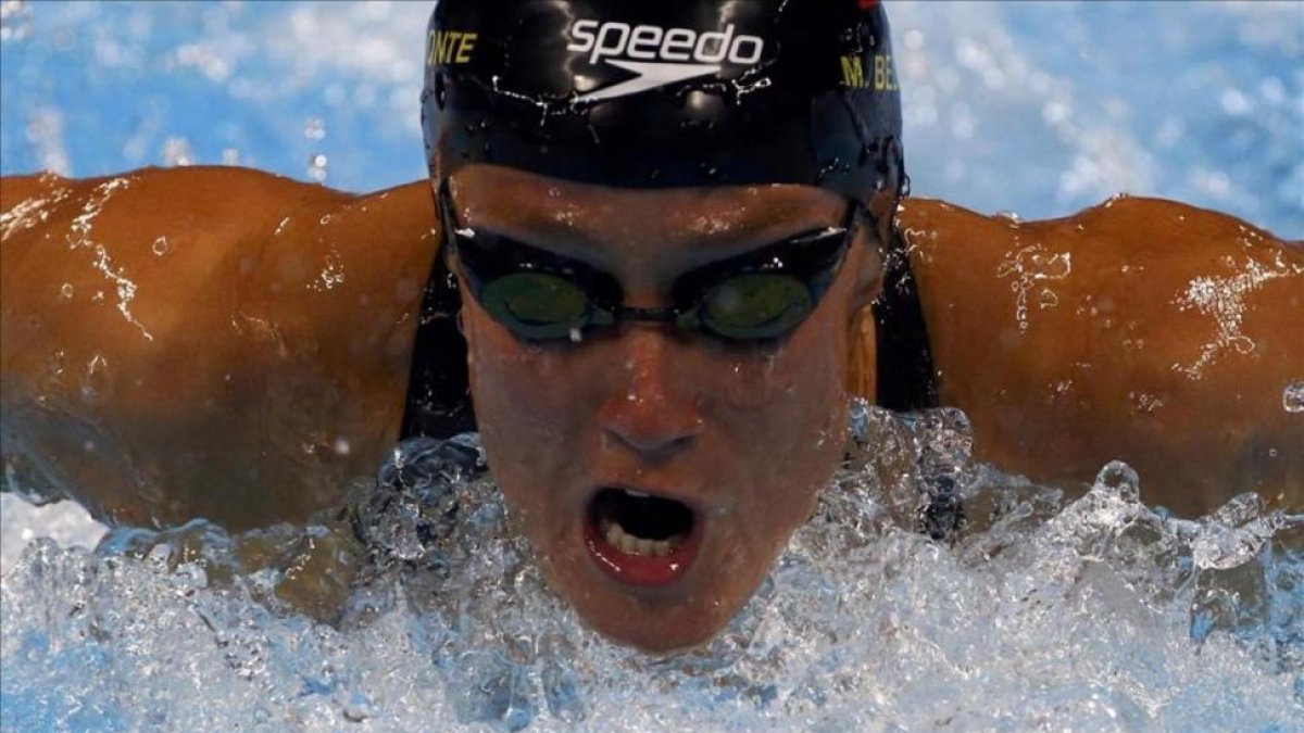 Mireia Belmonte se ha clasificado con muy buenas sensaciones y un gran dominio para las semifinales de los 200 mariposa, al meterse en primera posición y con el mejor tiempo de todos. La española ha marcado un registro de 2.06.64 minutos, por delante de l
