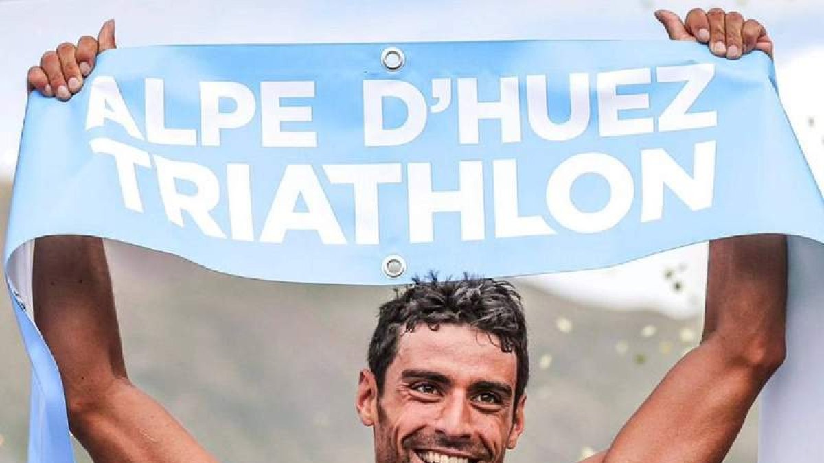 Kevin Viñuela celebra en la meta su triunfo de prestigio en el Alpe d’Huez para cerrar un mes de julio espectacular que refuerza      su moral de cara     al Campeonato de Europa de Acuatlón en       cuatro semanas. CYRILLE QUINTARD