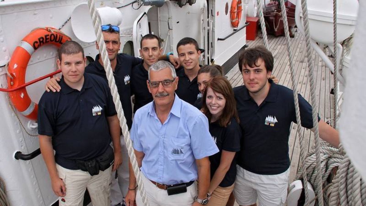 Los alumnos leoneses, acompañados por el profesor de la ULE Antonio Laborda, a bordo del Creoula en Avilés