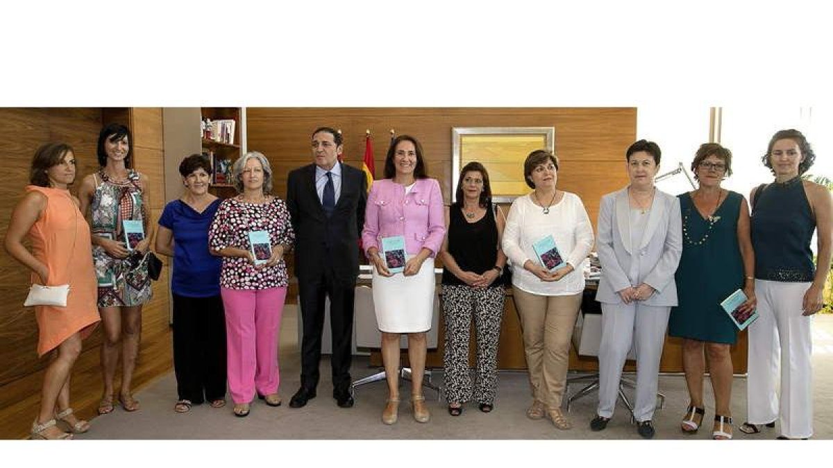 La presidenta de las Cortes y el consejero de Sanidad, con las autoras del libro «Tan alta como un ciprés», donde nueve mujeres de Ávila relatan su lucha contra el cáncer.