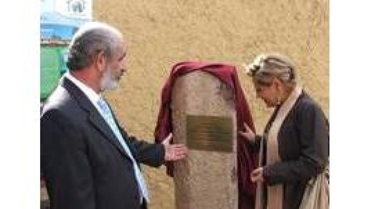 Santos Llamas, junto a la consejera, descubriendo el monolito