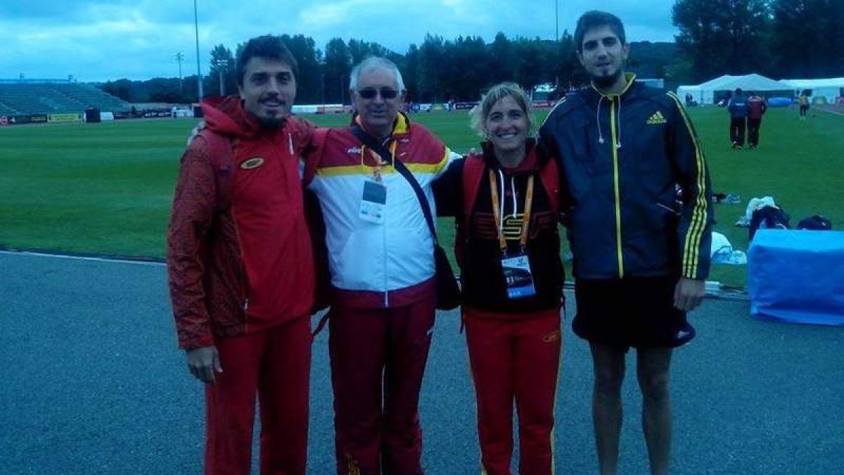 Dani con varios integrantes de la delegación española, entre ellos su entrenador Antonio Pérez.