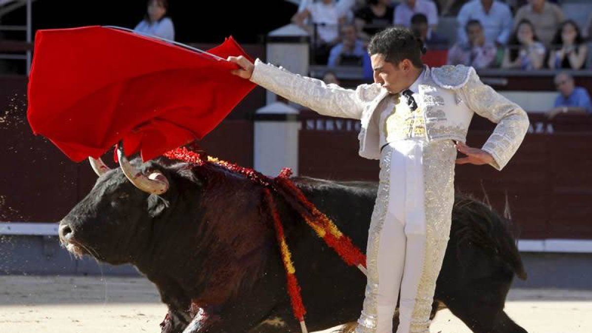 Thomas Duffau en la faena de muleta a su primer toro.