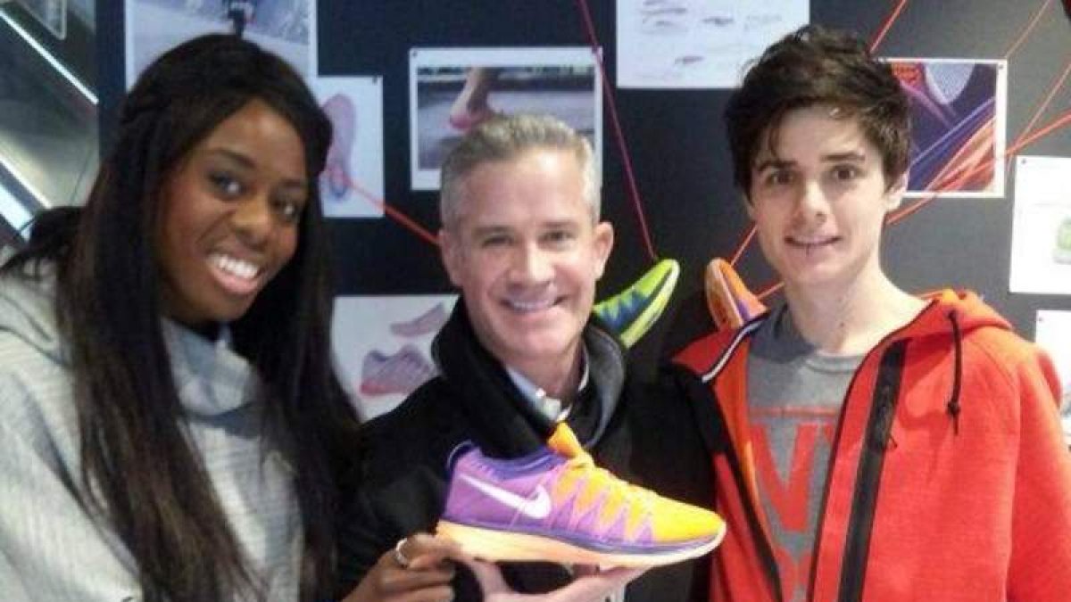 Aláiz posa ante el edificio donde Nike le elevó a imagen de su nuevo producto estrella para el atletismo.