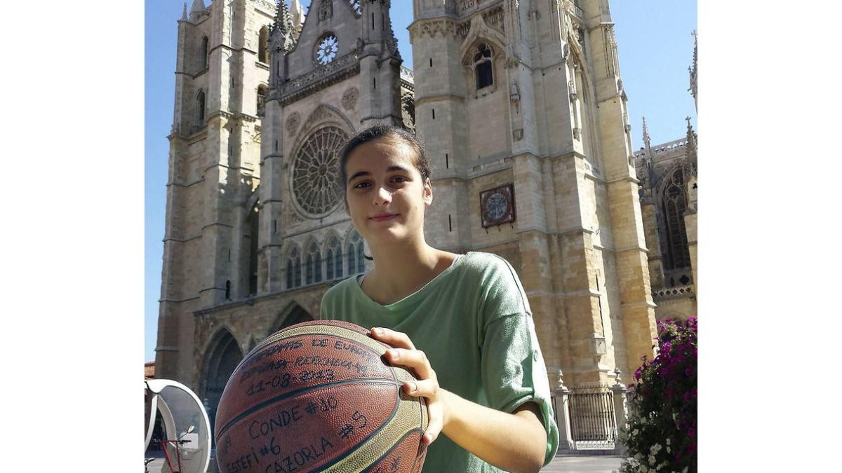Ángela Salvadores ante la Catedral de León