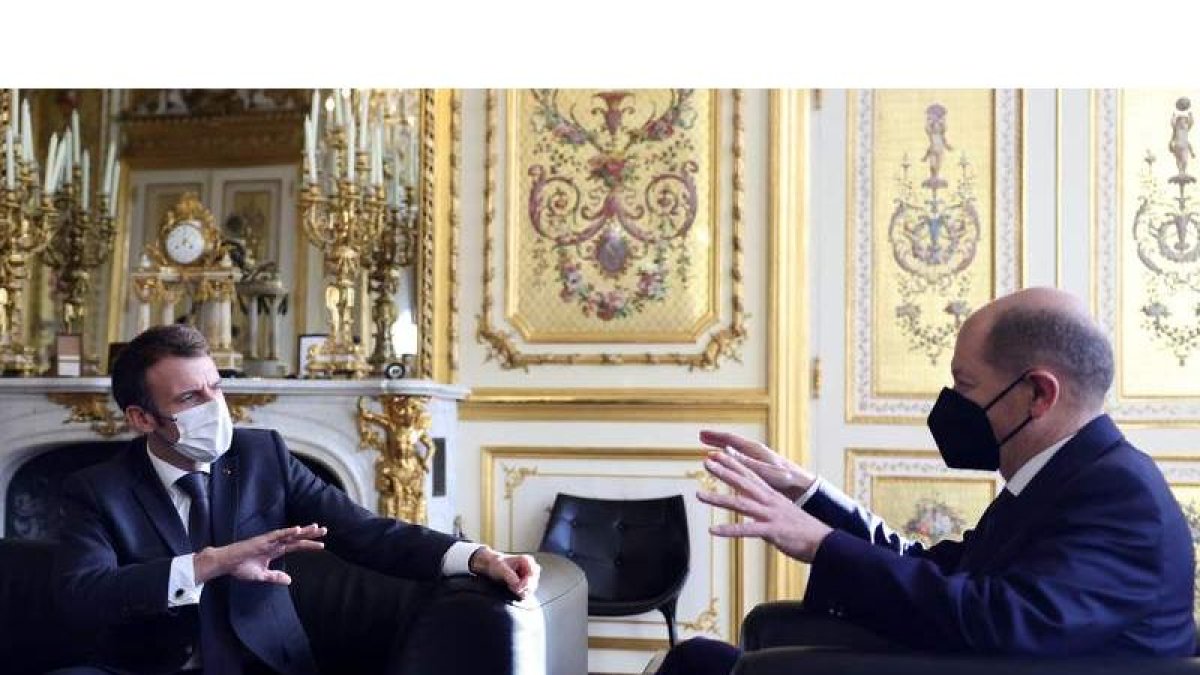 Emmanuel Macron y Olaf Scholz en su primer encuentro oficial ayer en París, en el Palacio del Elíseo. SARAH MEYSSONNIER