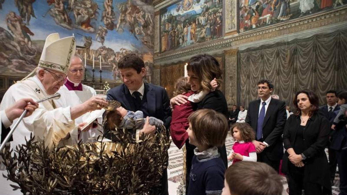 Es la quinta vez que el papa Francisco preside una ceremonia del bautismo en su pontificado. OSSERVATORE ROMANO/HANDOUT