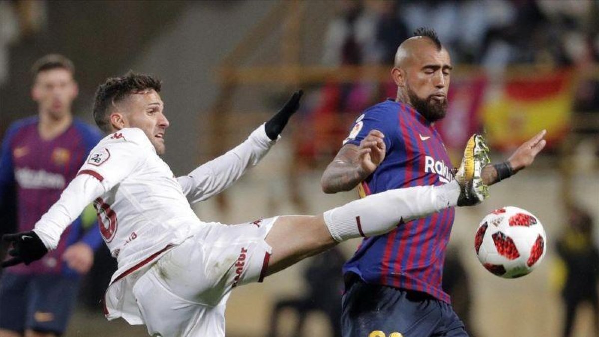 Arturo Vidal pelea por un balón en el Reino de León con Jorge Ortiz, de la Cultural Leonesa