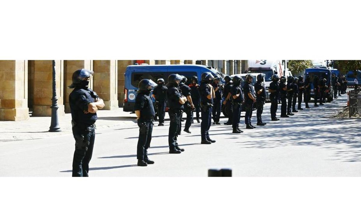 Efectivos de los Mossos d'Esquadra, a la entrada del parlamento catalán durante la manifestación convocada por Societat Civil Catalana hoy en Barcelona en defensa de la unidad de España.