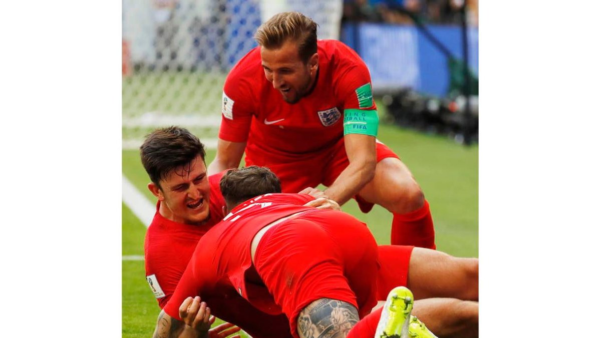 Harry Maguire, Stones y Harry Kane celebran el pase. SERGEI ILNITSKY