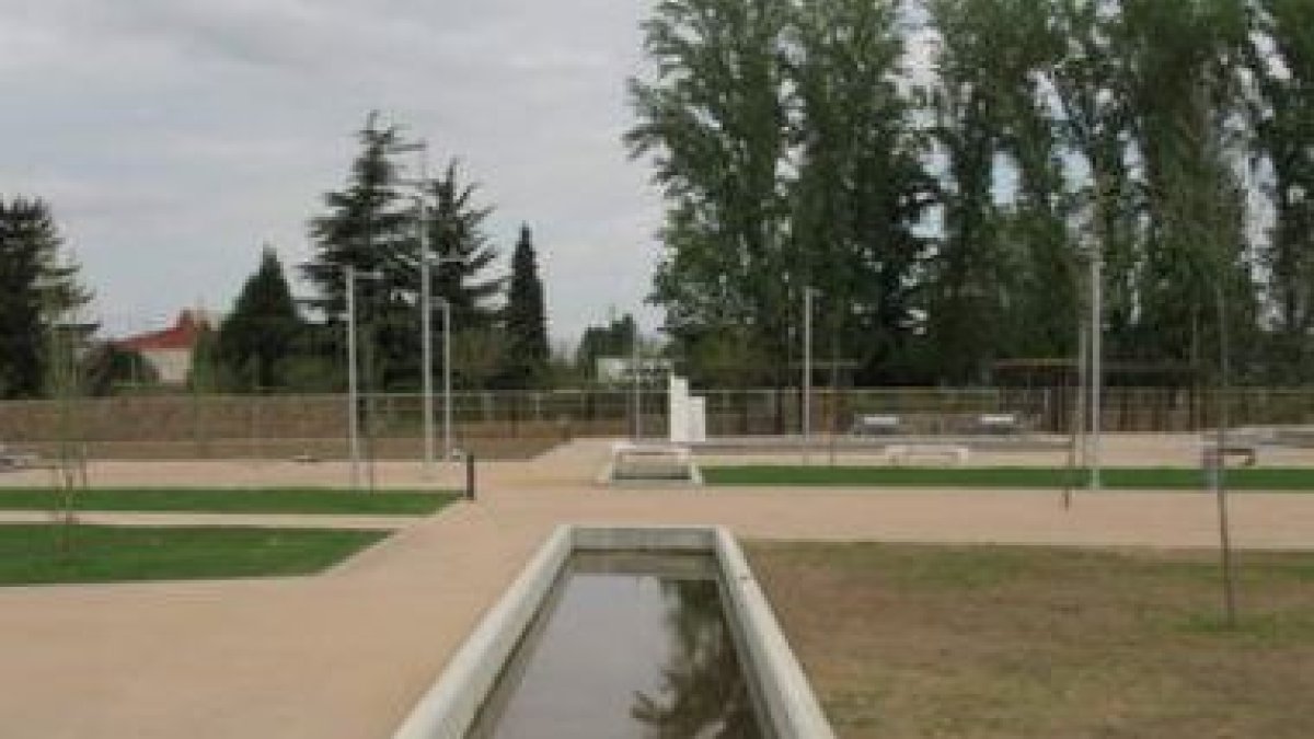 La acequia que atravesaba el terreno se ha aprovechado.