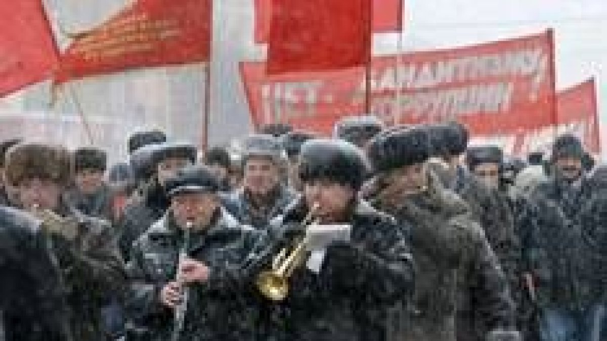 Comunistas rusos desfilan en Moscú