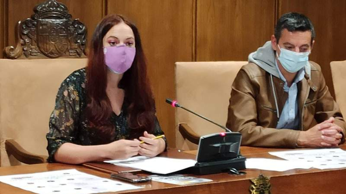 La edil Lorena González, ayer con un técnico, al presentar el programa. DL