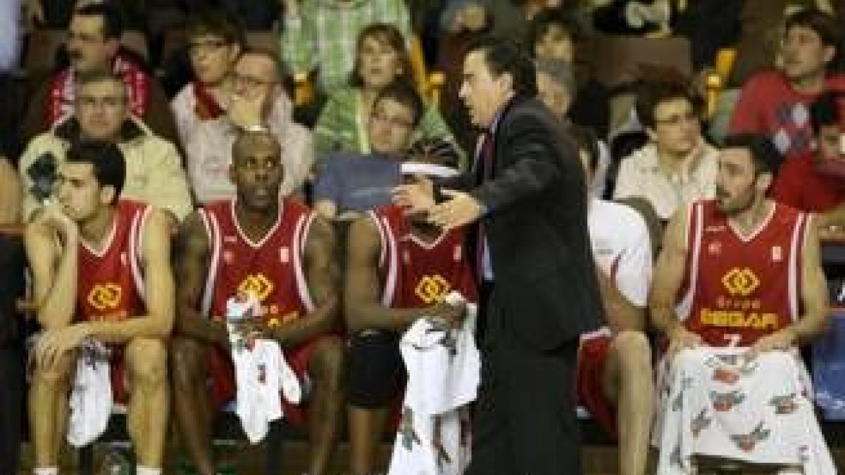 Aranzana se desespera en el banquillo ante un fallo de sus jugadores