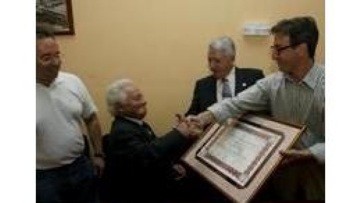 Solís Fernández recibió ayer el nombramiento de socio de honor del IEB de manos de Pedro Muñoz