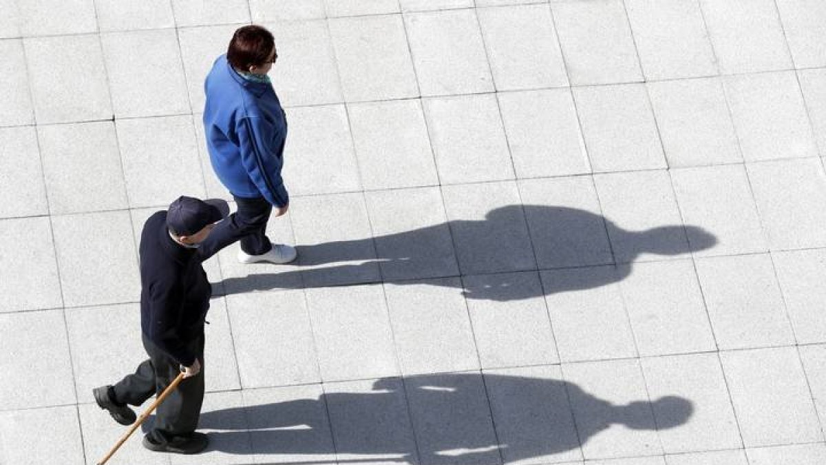 Una pareja de pensionistas. LUIS TEJIDO