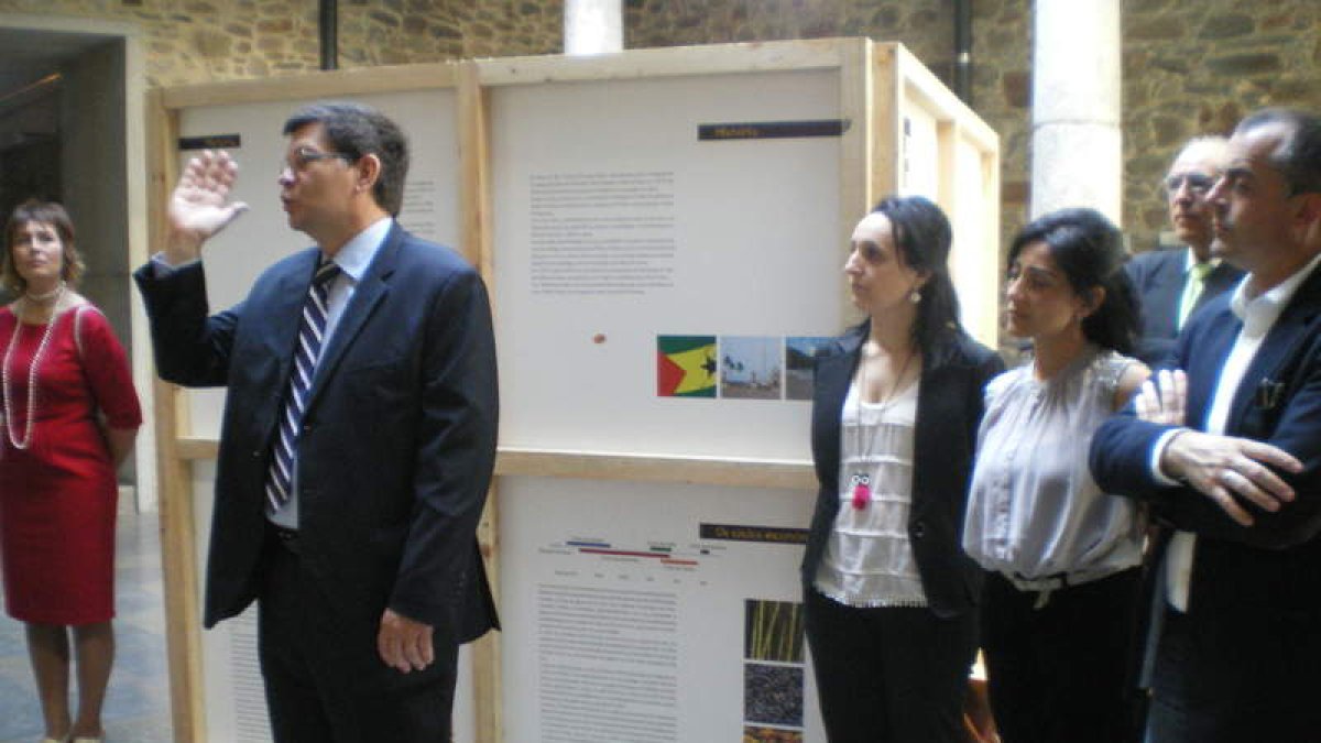 Carlos Freiras fue el encargado de presentar la muestra.