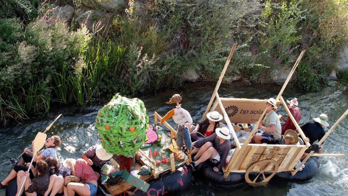 Algunos participantes durante el descenso del río Cea.
