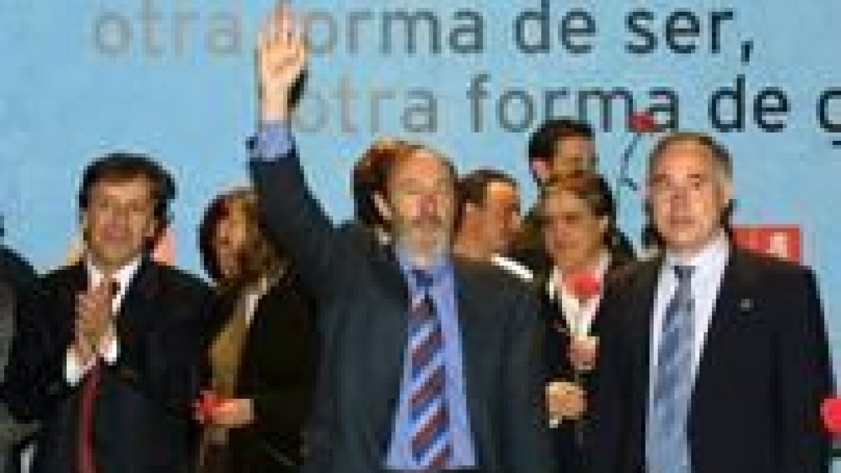 Rubalcaba, en el centro, acudió a Palencia para presentar a los candidatos del PSOE
