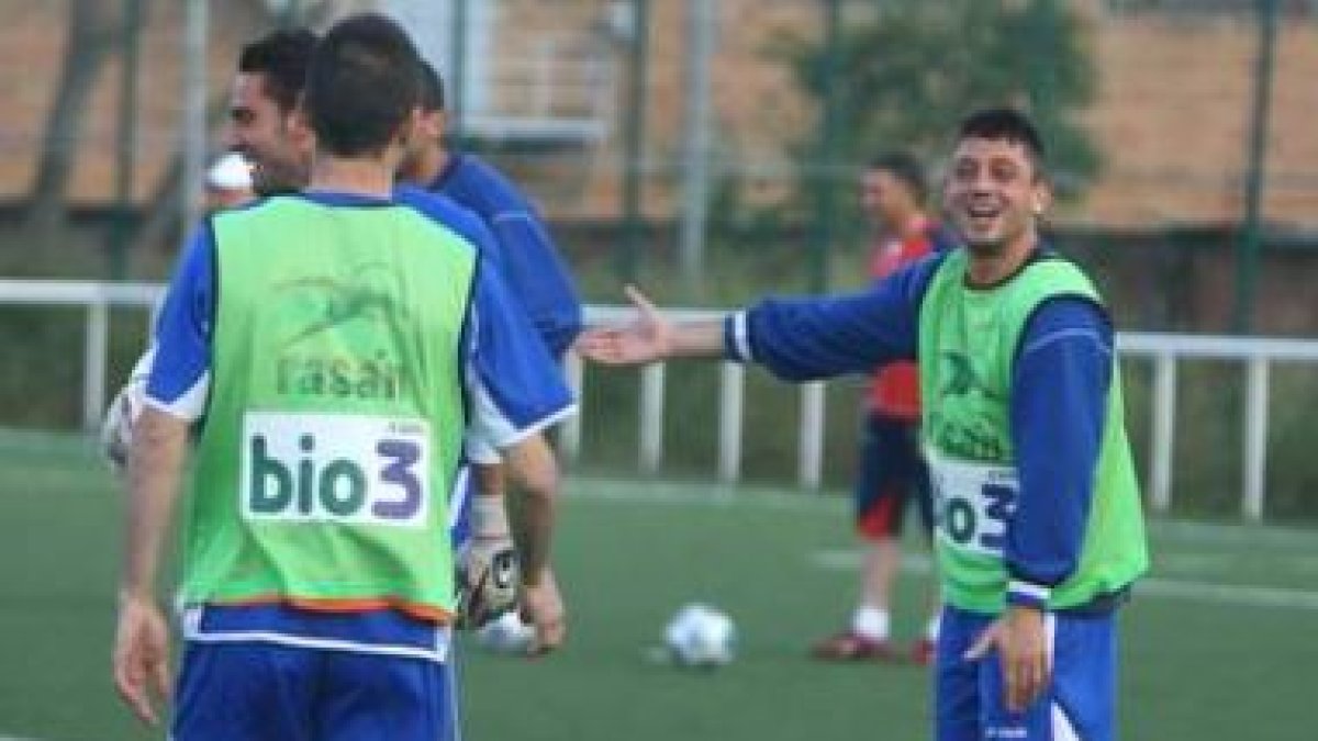El equipo entrenó ayer en el campo del Centenari con la torre Agbar al fondo.