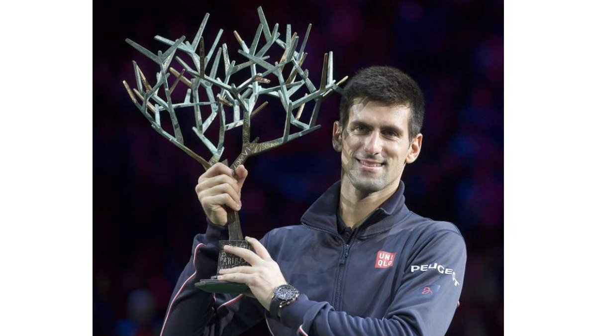 El serbio alza su trofeo de ganador en el París-Bercy.