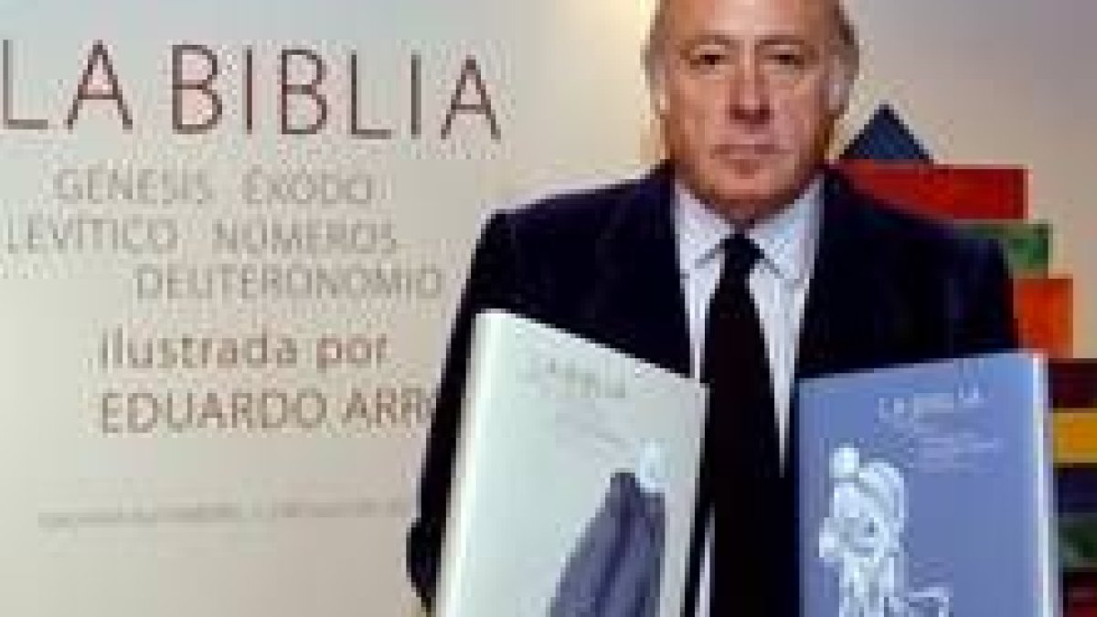 Eduardo Arroyo posa con dos tomos de la Biblia del Oso