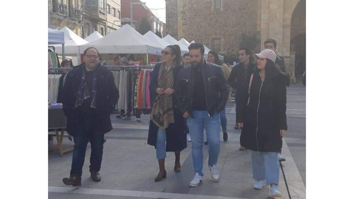 El alcalde recorrió con los responsables de NNGG la ciudad. DL