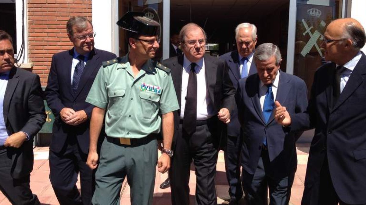 Herrera, rodeado de autoridades, ayer en la Comandancia de León.