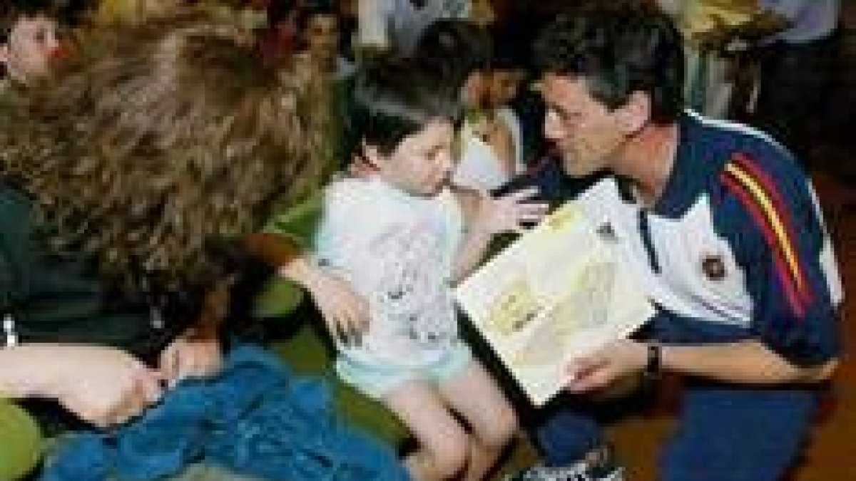 Guerrero entregando un juguete en el «Día de los niños» en el Hospital
