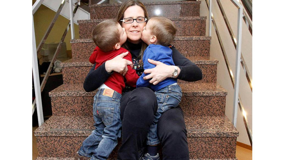 Mateo y Alonso abrazan y besan a su madre, Camino Fernández.