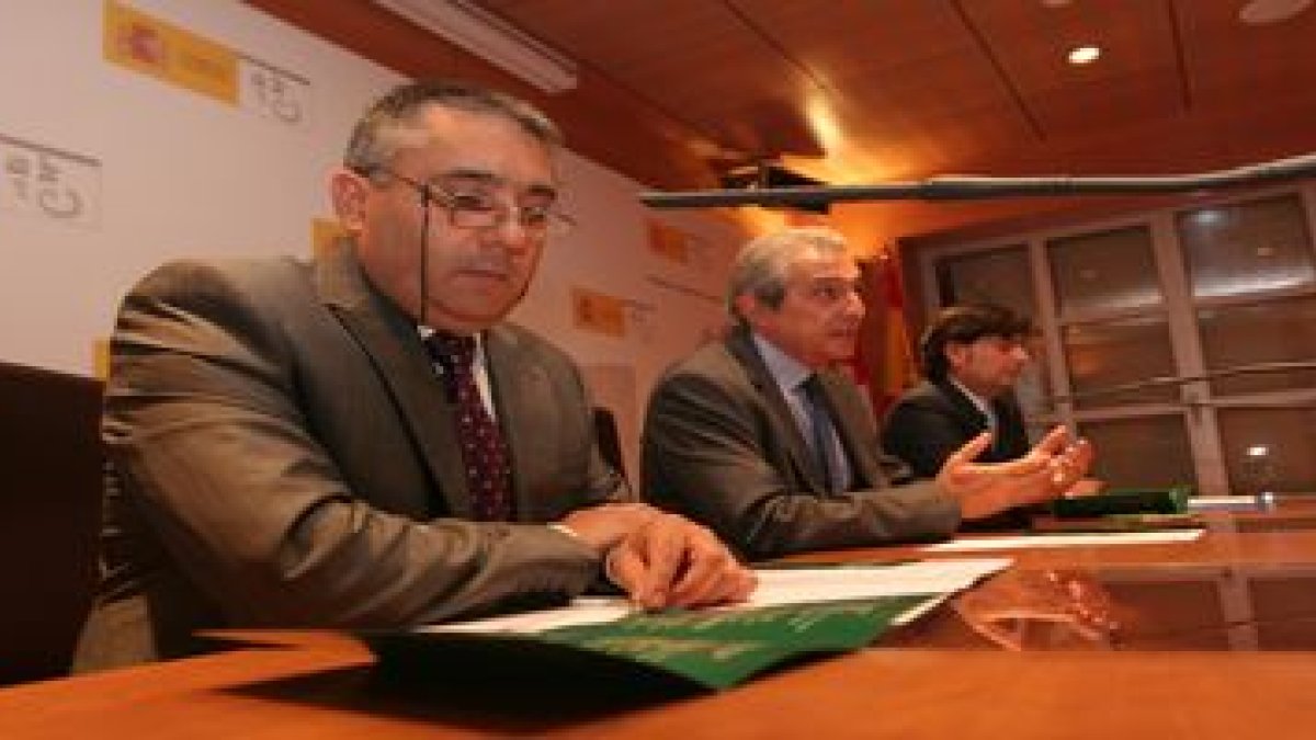 Azuara (centro), ayer junto a representantes de la Uned y la Universidad de León.