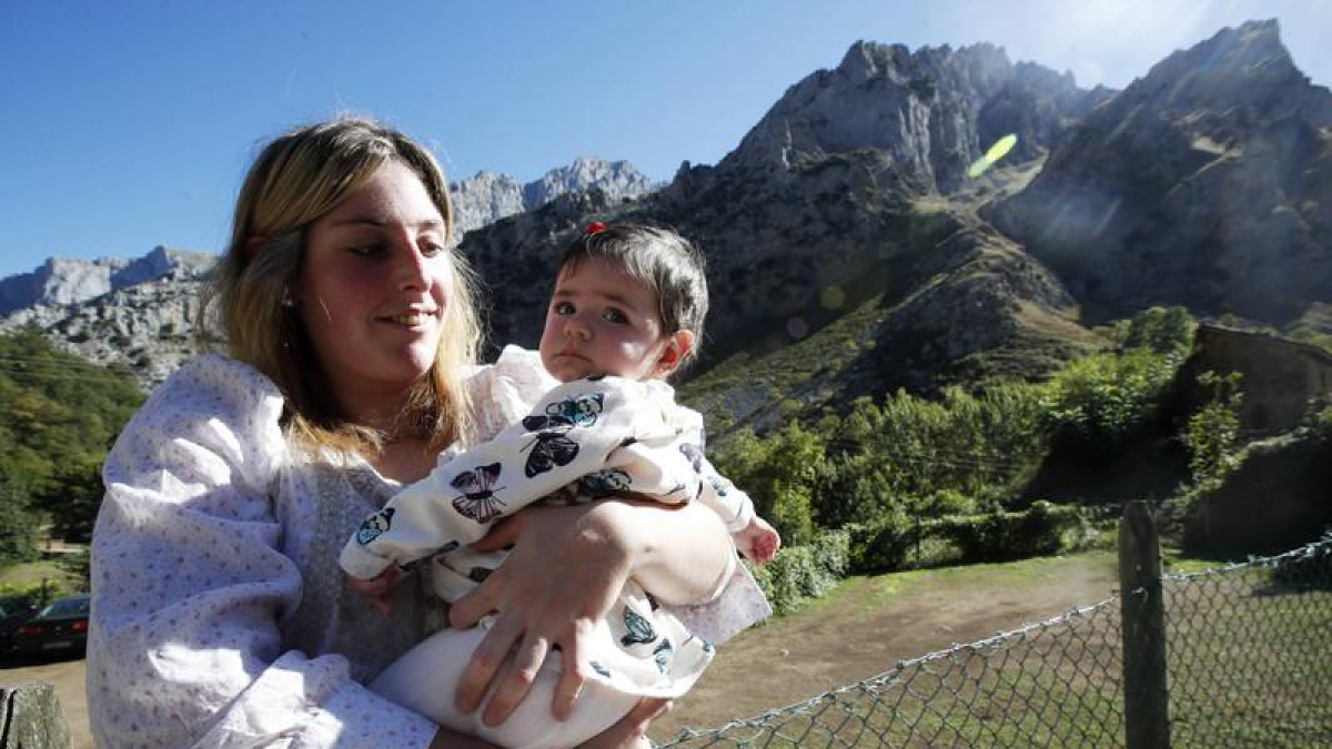 Sheila con su madre, en Caín.