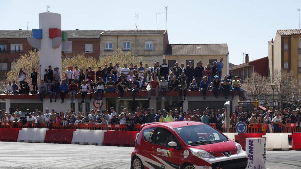 Álvaro Crespo a los mandos de su Peugeot 107 en uno de los tramos. FERNANDO OTERO