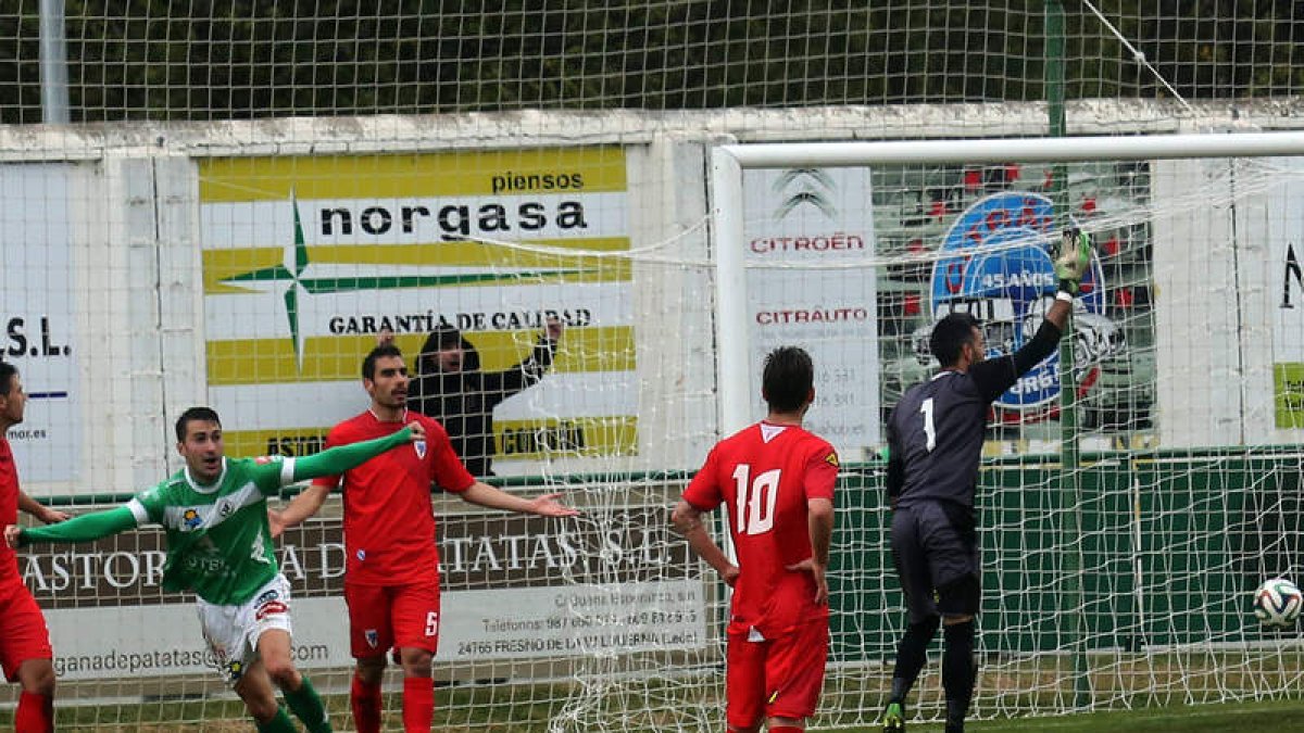 Víctor, a la izquierda, celebra el segundo gol de su equipo que abría el camino de la victoria ante un buen Compostela