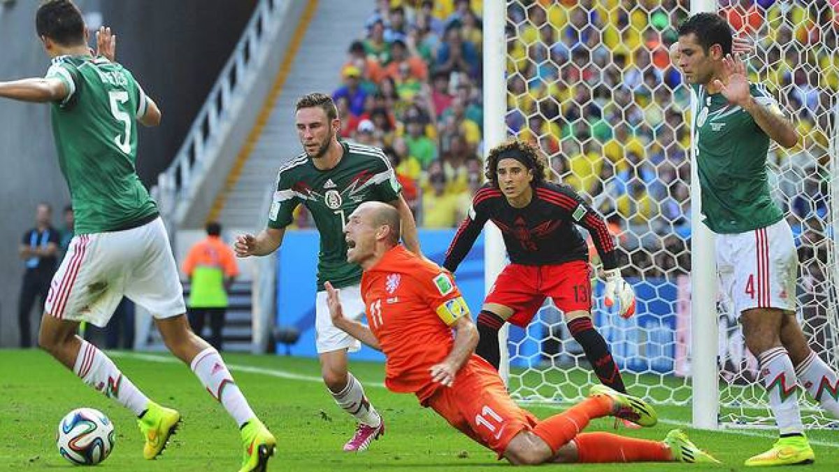 Robben se deja caer ante Márquez en los últimos minutos del partido de octavos de final contra México.