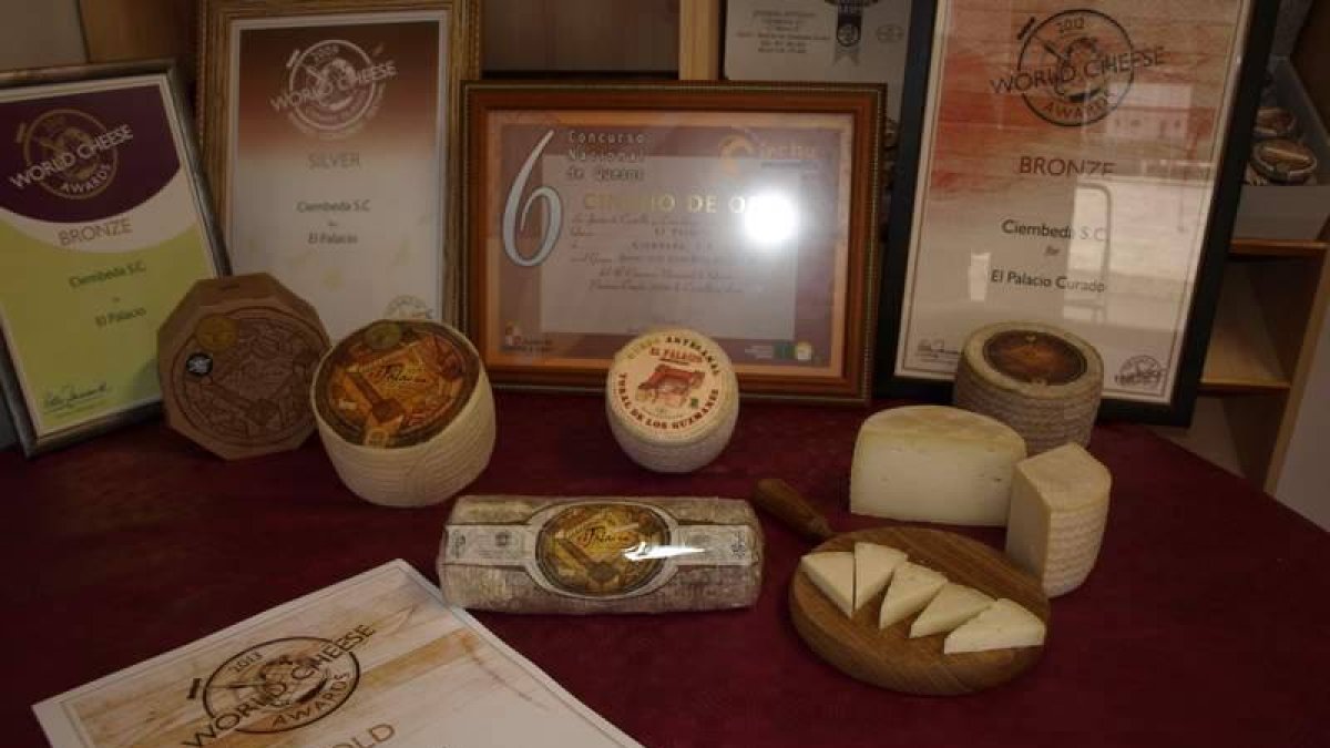Numerosos diplomas avalan los quesos elaborados por la familia De Lera Rodríguez.