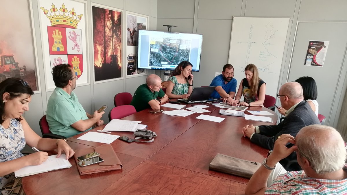 El CECOPI, presidido por la delegada territorial,  Ester Muñoz, se ha reunido para valorar la situación del incendio forestal del Teleno. JCYL