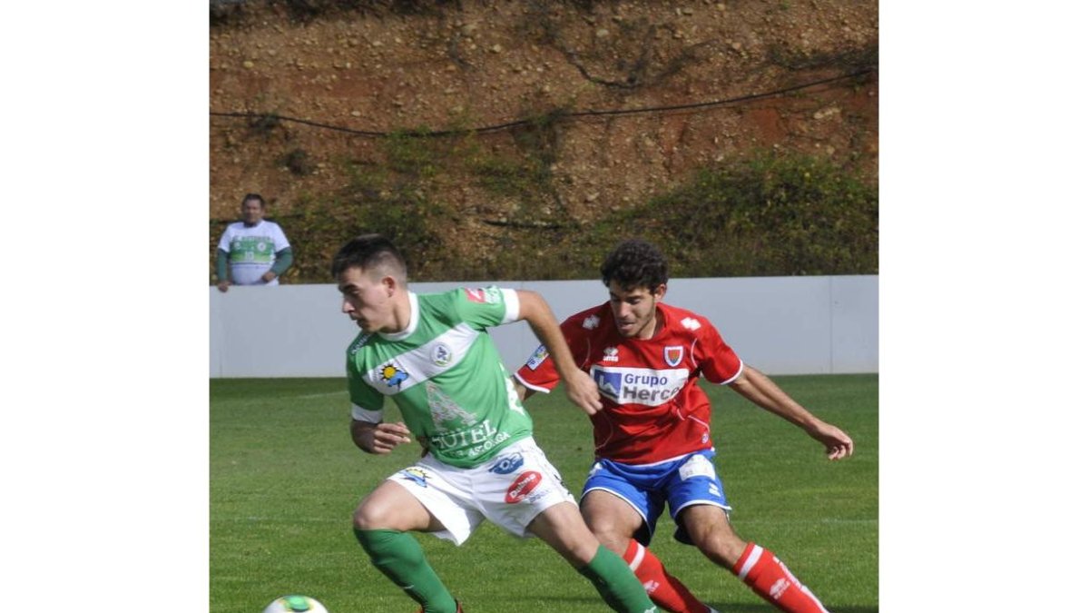Diego, a la izquierda, volverá a ser clave en el ataque maragato.