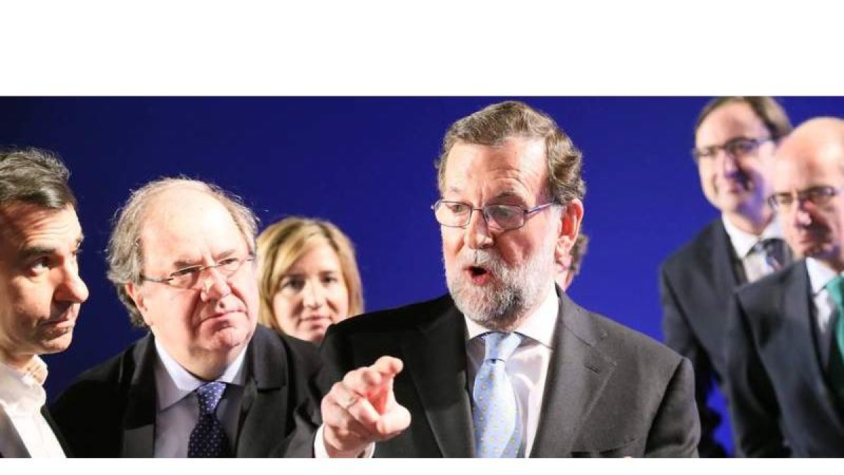 Rajoy, ayer, rodeado por los dirigentes del partido en la Comunidad, antes del inicio de la Junta Directiva celebrada en Valladolid. l