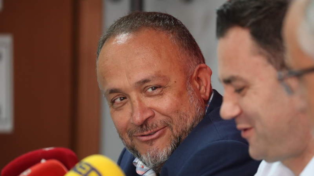 Courel, en la rueda de prensa de ayer en la sede del PSOE en presencia de Cendón y Ramón. A.F. BARREDO