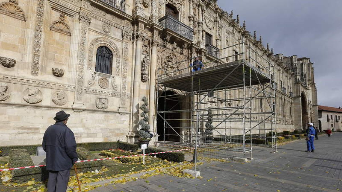 Imagen de los andamios ante la puerta de la fachada del Parador de San Marcos.