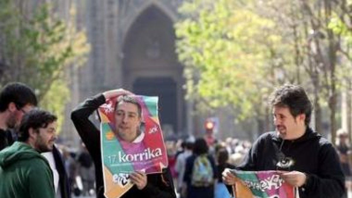 Dos responsables de Bildu hacen publicidad en San Sebastián.